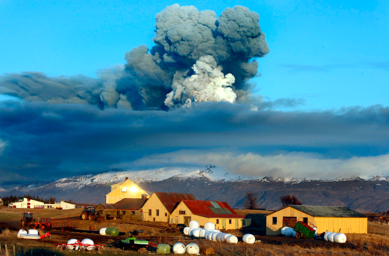 Illustration for article titled The Terrible Beauty of Volcanic Eruptions and Lava Flows